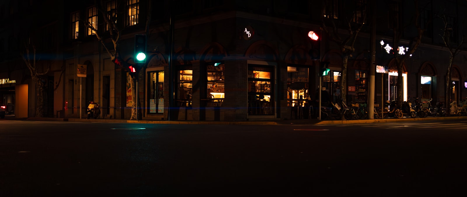 Esquina del edificio iluminada de noche