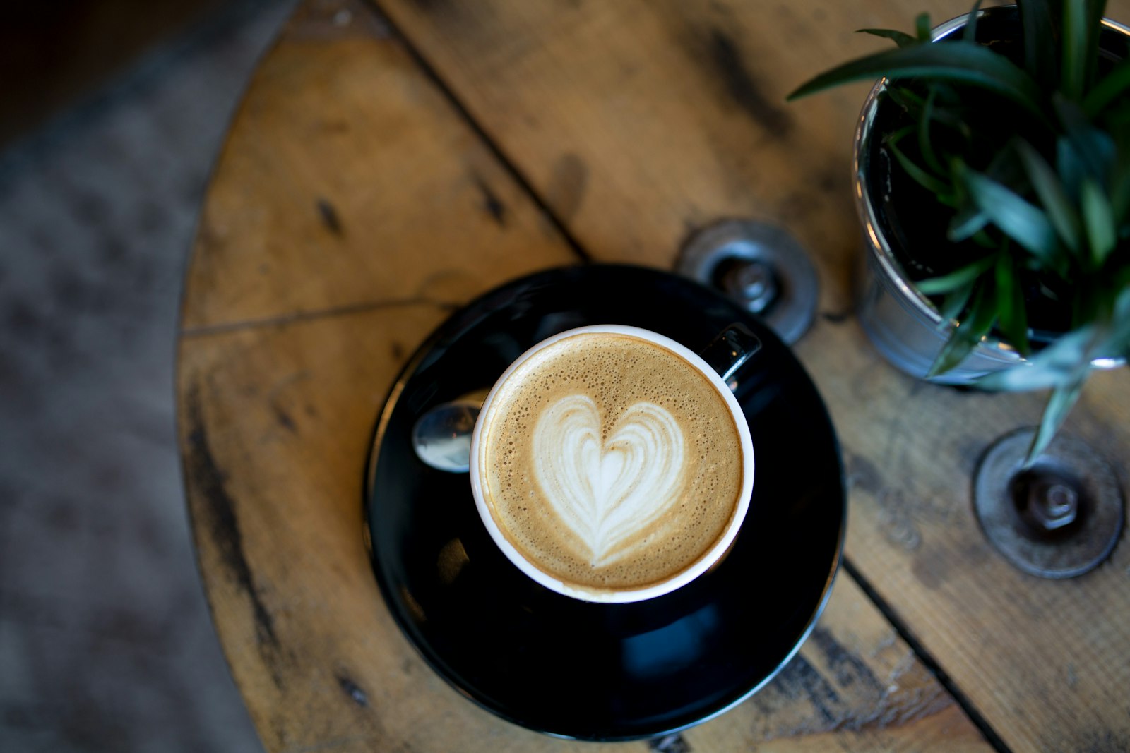 Café con arte latte en forma de corazón