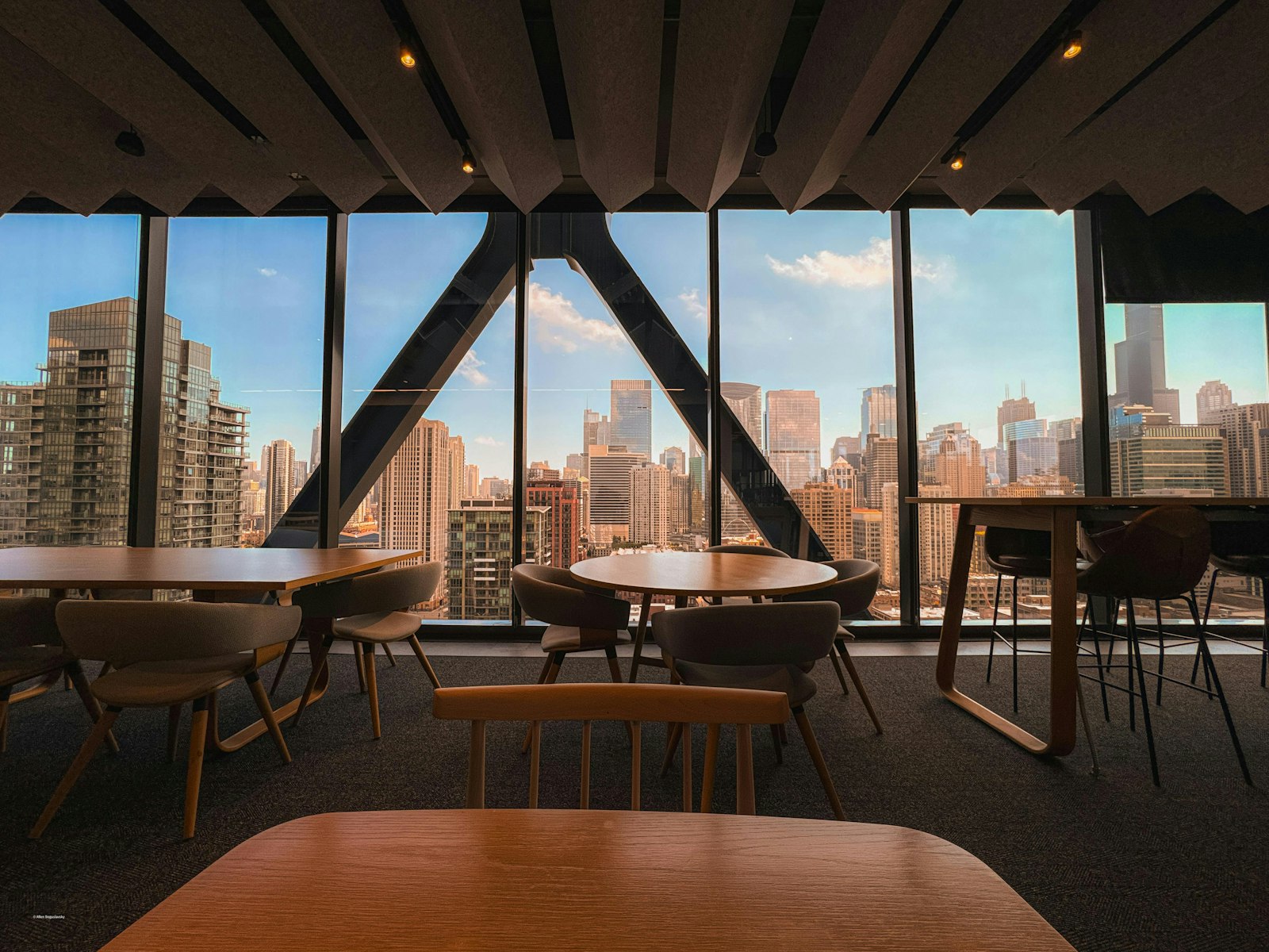 Interior arquitectónico moderno con vista a la ciudad al atardecer